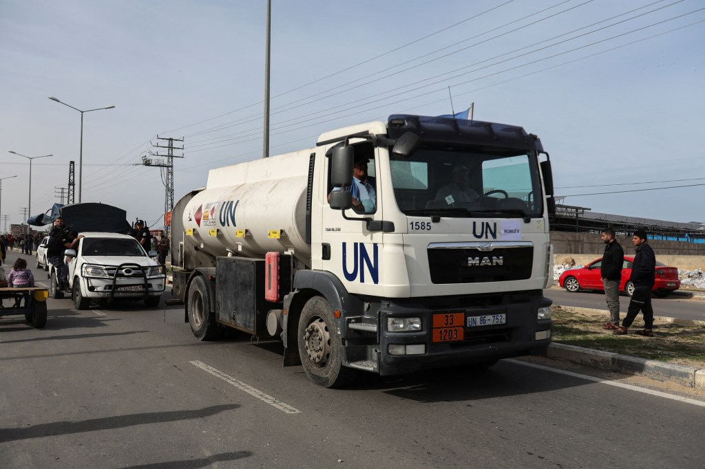 Camiones de ayuda circulan por una carretera en Rafah, Gaza, el sábado. (Ibraheem Abu Mustafa/Reuters)