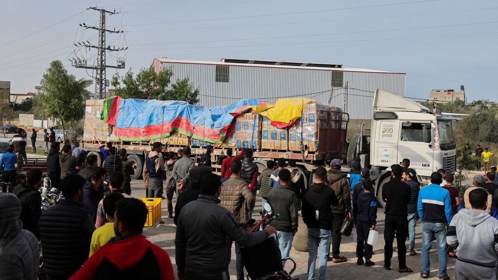 Un camión de ayuda en Rafah, Gaza, el 25 de noviembre. (Ibraheem Abu Mustafa/Reuters)