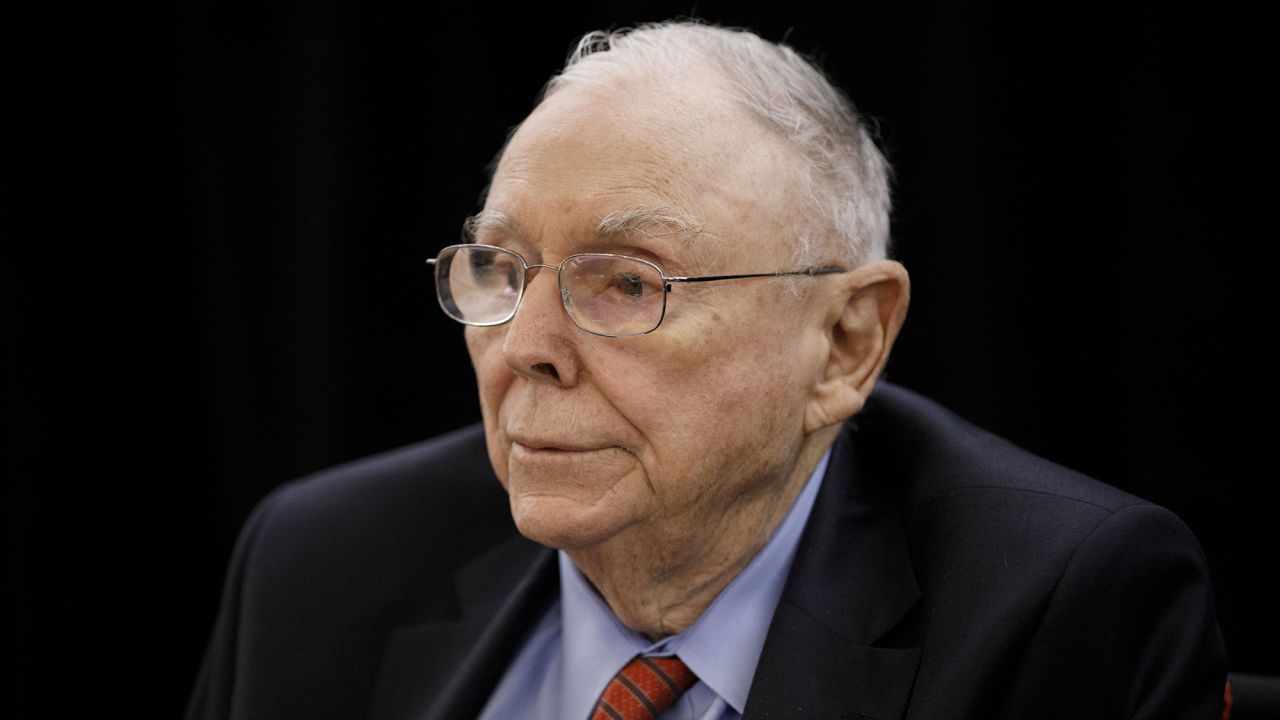 Muere el multimillonario Charlie Munger, mano derecha de Warren
Buffett, a los 99 años