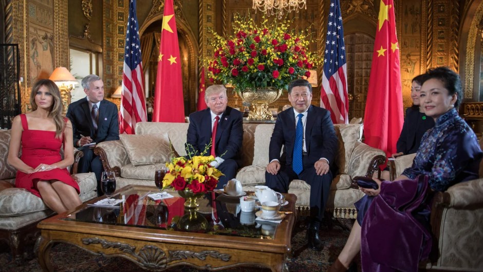 El expresidente de Estados Unidos, Donald Trump, y la primera dama Melania Trump posan con el líder chino, Xi Jinping, y su esposa Peng Liyuan a su llegada a la finca Mar-a-Lago en Palm Beach, Florida, el 6 de abril de 2017.