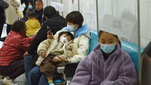El pico de enfermedades respiratorias en China afecta principalmente a niños y jóvenes.