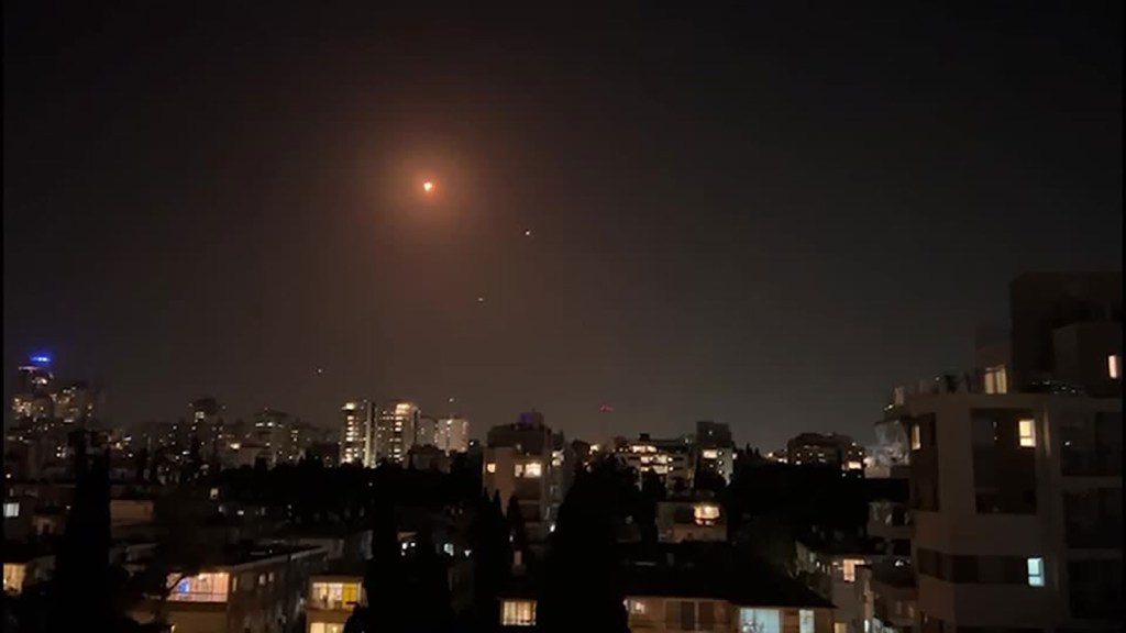El Domo de Hierro de Israel intercepta cohetes sobre el cielo de Tel Aviv, Israel, el 4 de noviembre. Reuters
