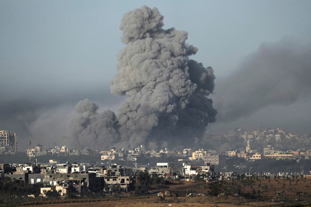 El humo se eleva tras un ataque aéreo israelí en Gaza visto desde el sur de Israel, el 22 de noviembre. (Leo Correa/AP)