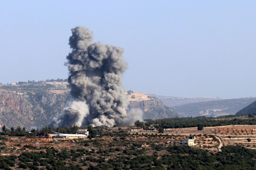 El humo sale del lugar de un ataque israelí en la aldea de Jibbayn, en el sur del Líbano, cerca de la frontera con el norte de Israel, el 23 de noviembre de 2023. (AFP via Getty Images)