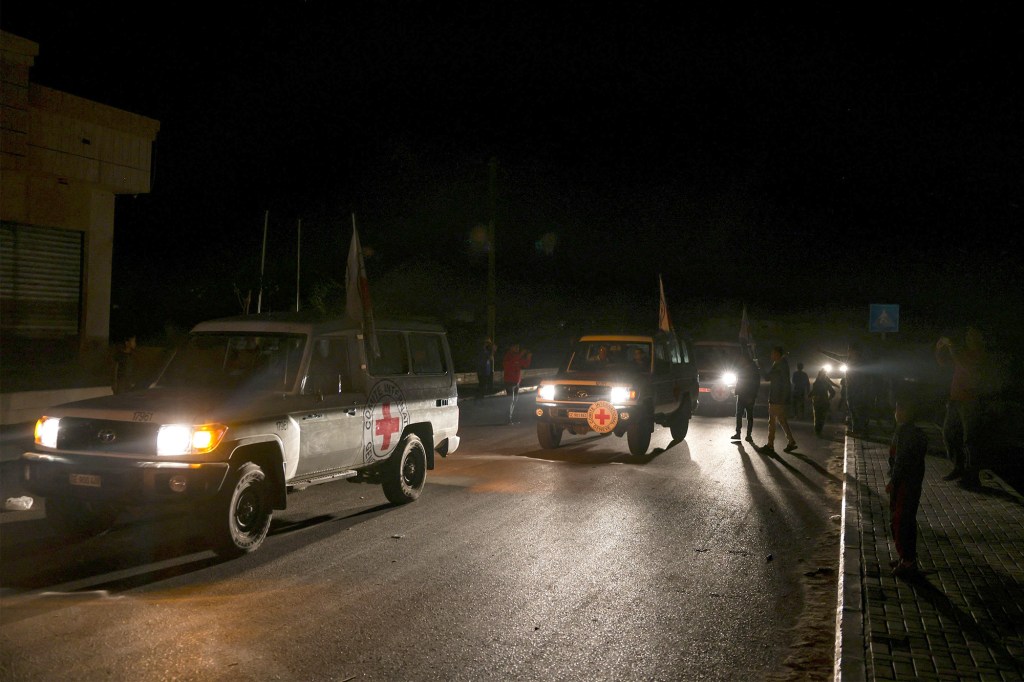 Vehículos de la Cruz Roja Internacional cruzan el punto fronterizo de Rafah en Gaza camino a Egipto el 24 de noviembre. (Mohammed Abed/AFP/Getty Images)