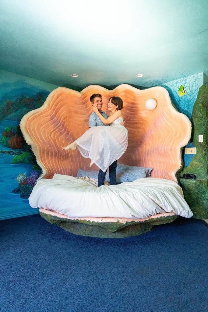Margaret y Corey posando en la suite Sea Cave en el Black Swan Inn en Idaho. (Margaret and Corey Bienert/Cortesía Artisan Books)