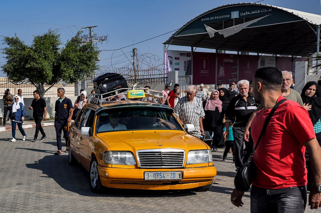 Palestinos en el paso fronterizo de Rafah el 1 de noviembre. (Crédito: Hatem Ali/AP)