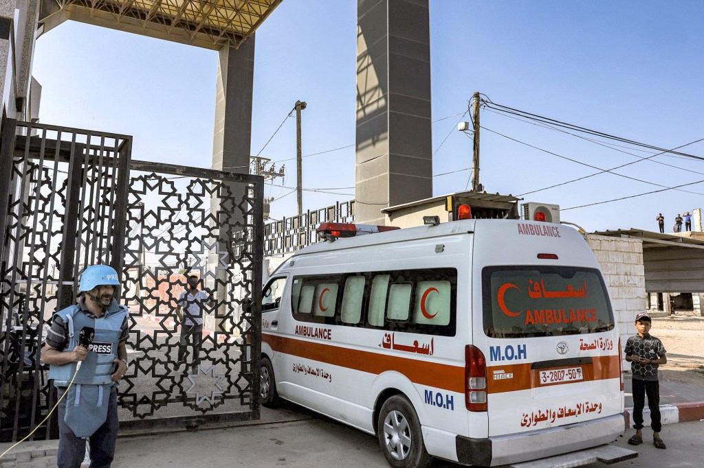 Una ambulancia del Ministerio de Sanidad palestino en la puerta del paso fronterizo de Rafah, en Gaza, el 1 de noviembre. (Mohammed Abed/AFP/Getty Images)