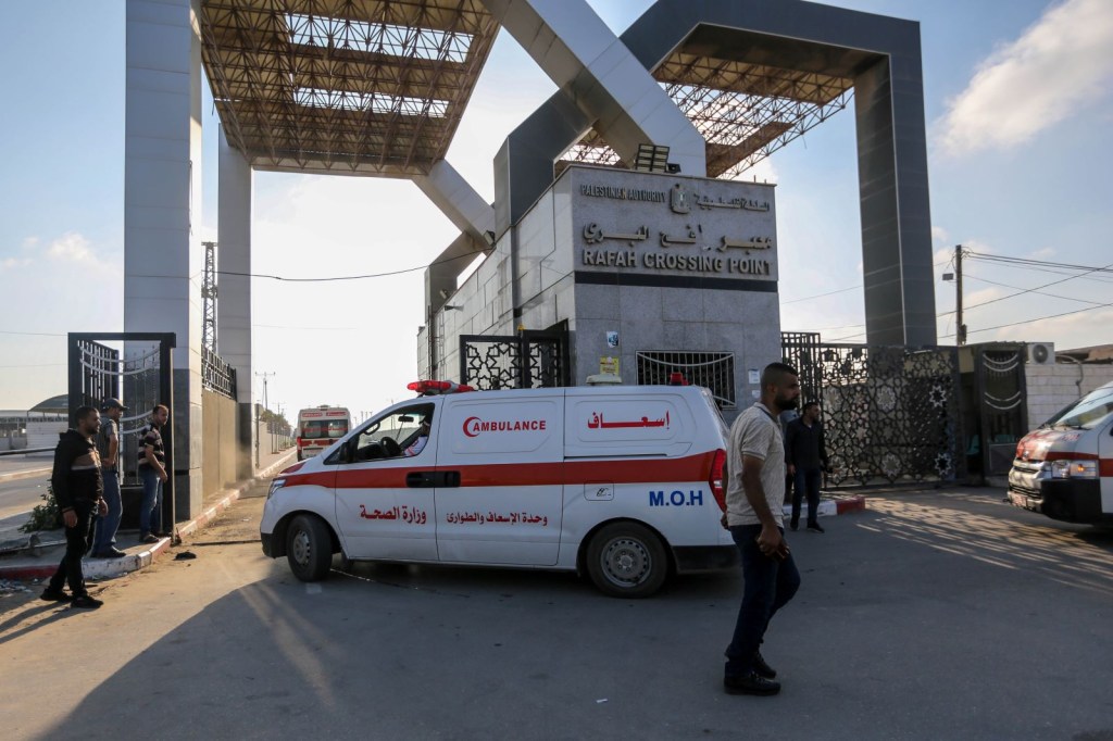 Palestinos heridos entran en el cruce de Rafah para viajar a Egipto el 2 de noviembre de 2023 en Rafah, Gaza. (Ahmad Hasaballah/Getty Images)
