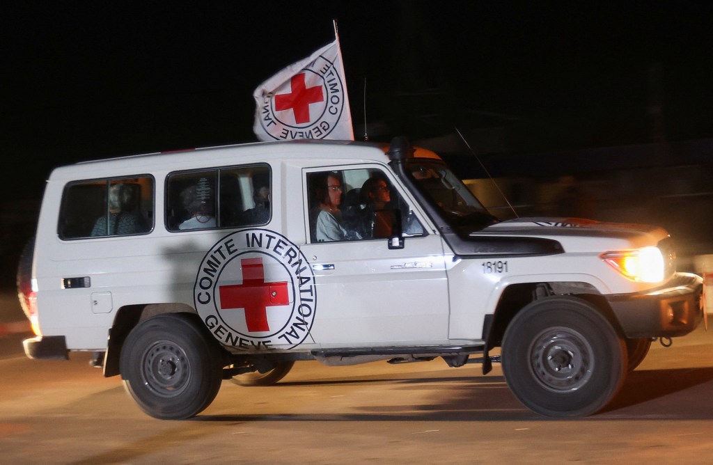 Un vehículo de la Cruz Roja llega a la frontera de Rafah en medio de un acuerdo de intercambio de rehenes y prisioneros entre Hamas e Israel, como se ve en Gaza el 24 de noviembre. (Ibraheem Abu Mustafa/Reuters)