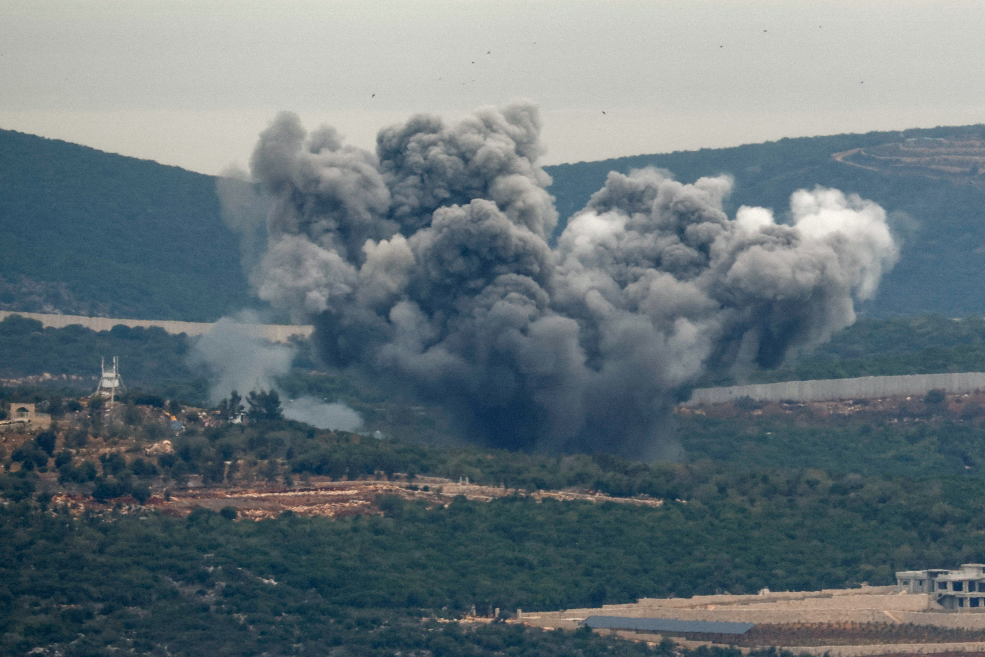 El humo se eleva sobre el Líbano el 12 de noviembre. (Crédito: Evelyn Hockstein/Reuters)