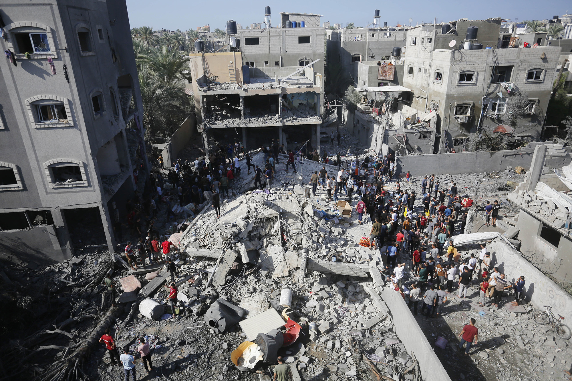 Continúan los esfuerzos para rescatar a los palestinos atrapados bajo los escombros de un edificio destruido por un ataque israelí en Deir Al Balah, Gaza, el 9 de noviembre. (Crédito: Ashraf Amra/Anadolu/Getty Images)