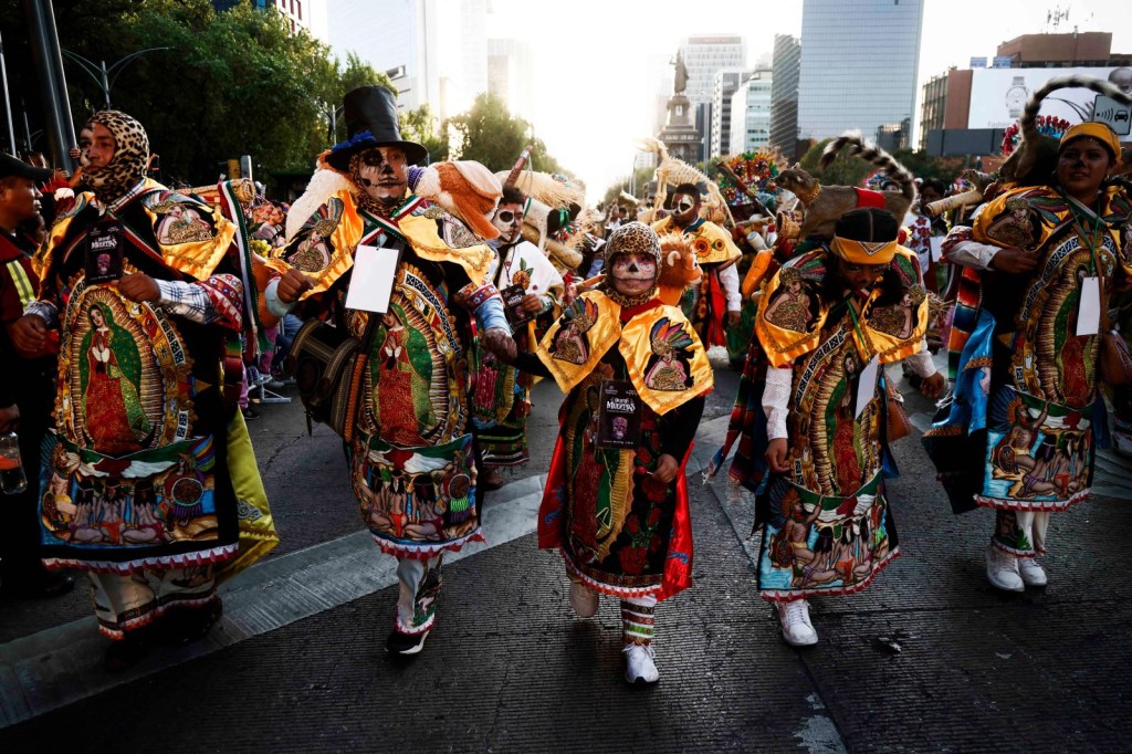 La gente participa en el Desfile del Día de Muertos en la Ciudad de México, el 4 de noviembre de 2023. (Foto de RODRIGO OROPEZA/AFP vía Getty Images)