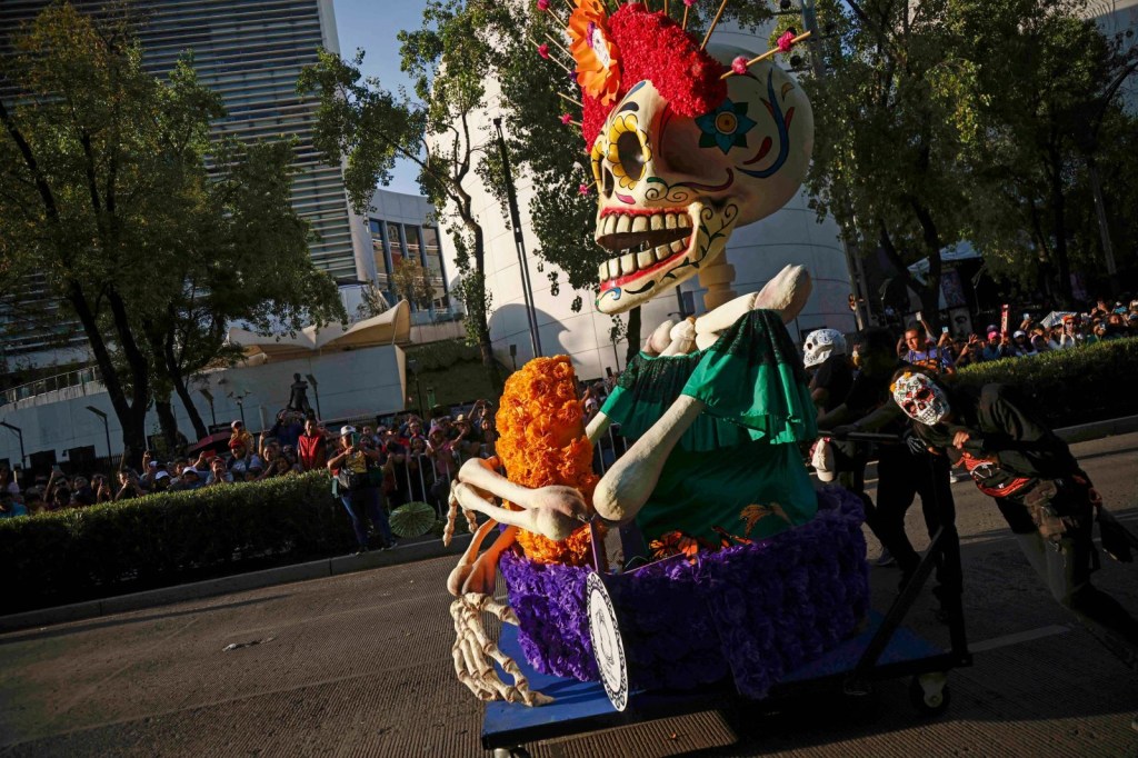 La gente participa en el Desfile del Día de Muertos en la Ciudad de México, el 4 de noviembre de 2023. (Foto de RODRIGO OROPEZA/AFP vía Getty Images)