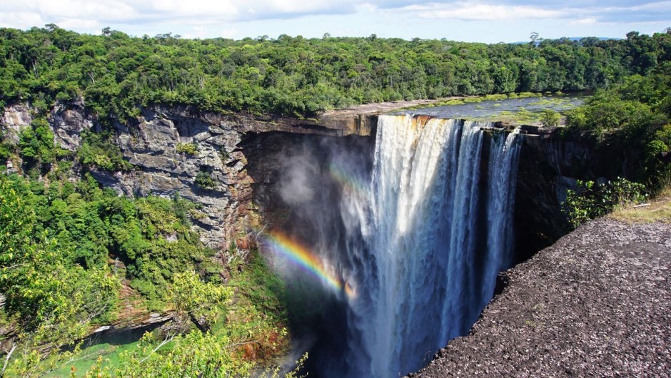 Imagen de las Cataratas Kaieteur, ubicadas en el Parque Nacional Kaieteur en Potaro-Siparuni, que se encuentra en una sección de la selva amazónica en la región de Potaro-Siparuni de Guyana, tomada el 24 de septiembre de 2022. - A pesar de la disputa con Guyana, la región de Esequibo es un destino de migración desde Venezuela. (Credit: Patrick FORT / AFP)