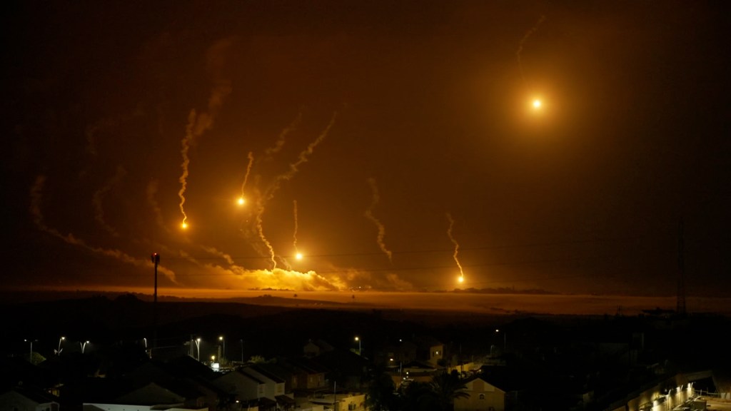 La cámara en vivo de Nic Robertson de CNN capta bengalas y explosiones en Gaza. (Crédito: CNN)