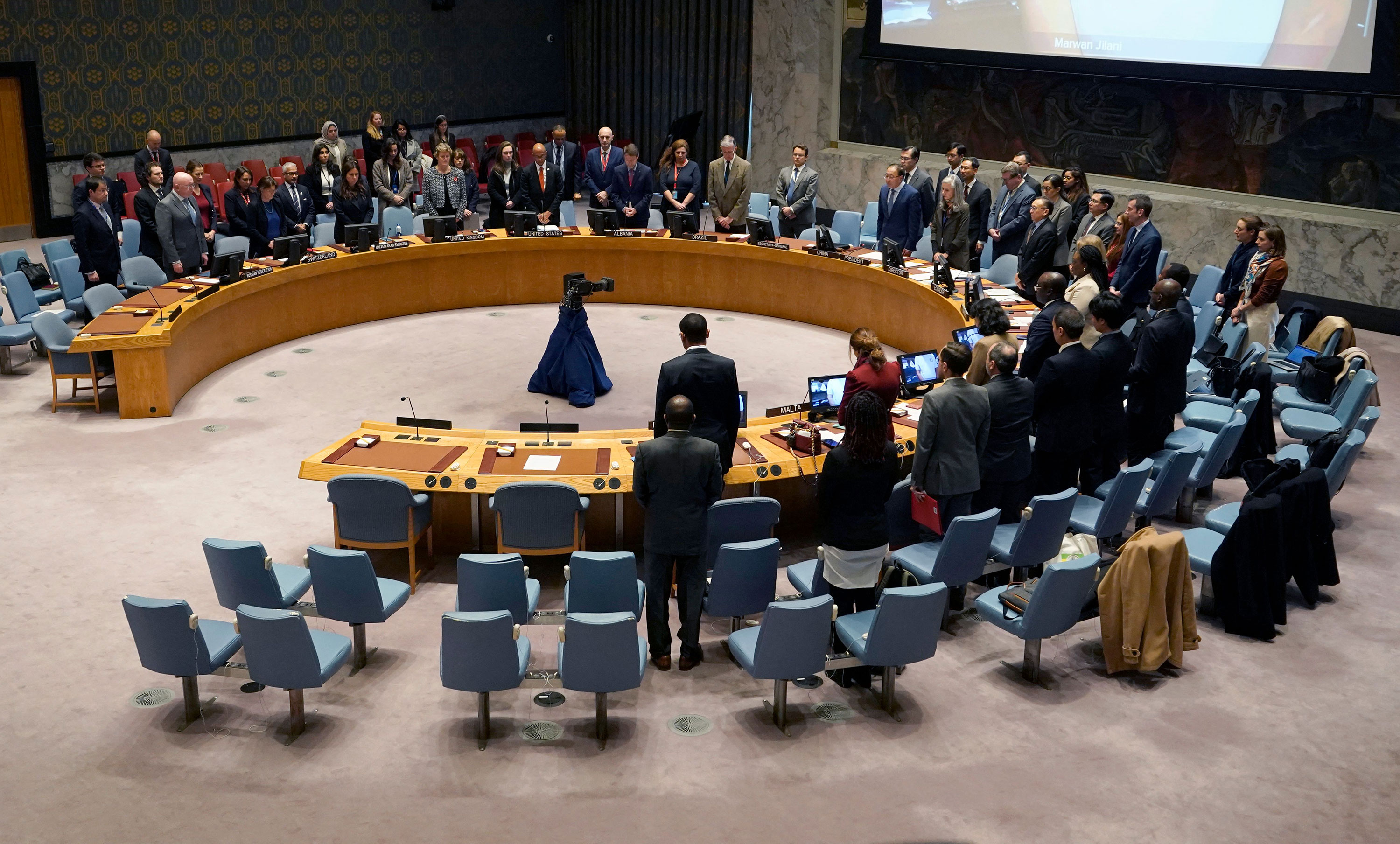 El Consejo de Seguridad de las Naciones Unidas guarda un momento de silencio antes de reunirse en la sede de la ONU en Nueva York el 10 de noviembre. (Timothy A. Clary/AFP/Getty Images)