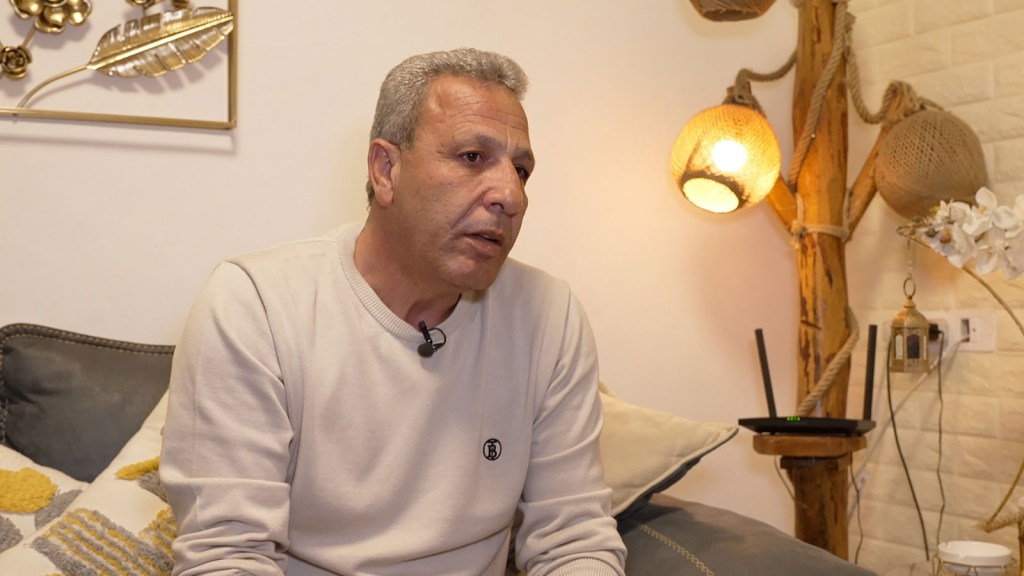 Talal Sayyad, tío de Israa Jaabis, habla con CNN desde su casa en Jerusalén Este el jueves. (William Bonnett/CNN)