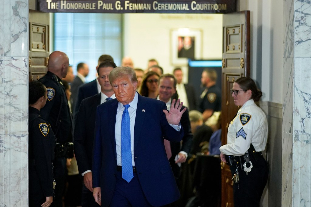 El expresidente Donald Trump sale de la sala del tribunal durante una pausa en el procedimiento en la Corte Suprema de Nueva York este lunes. (Crédito: Eduardo Munoz Alvarez/AP)