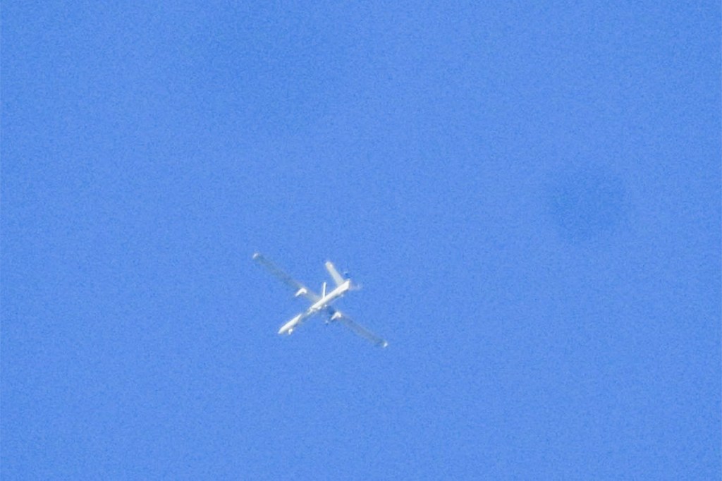 Un dron sobrevuela Medio Oriente. (HASSAN FNEICH/AFP via Getty Images)