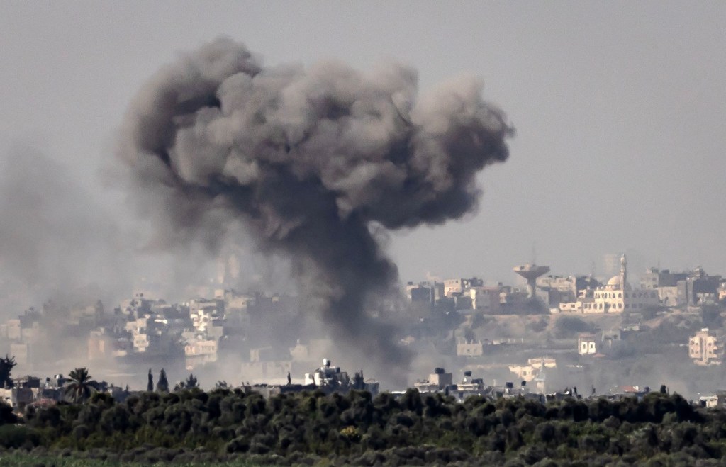Una fotografía tomada desde el lado israelí de la frontera con la Ciudad de Gaza el 3 de noviembre de 2023 muestra los bombardeos israelíes en Gaza. (Foto por FADEL SENNA/AFP vía Getty Images)