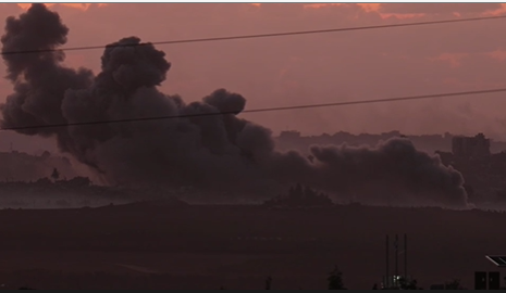 Una columna de humo en el norte de Gaza, captada por una cámara de CNN. (Crédito: CNN)