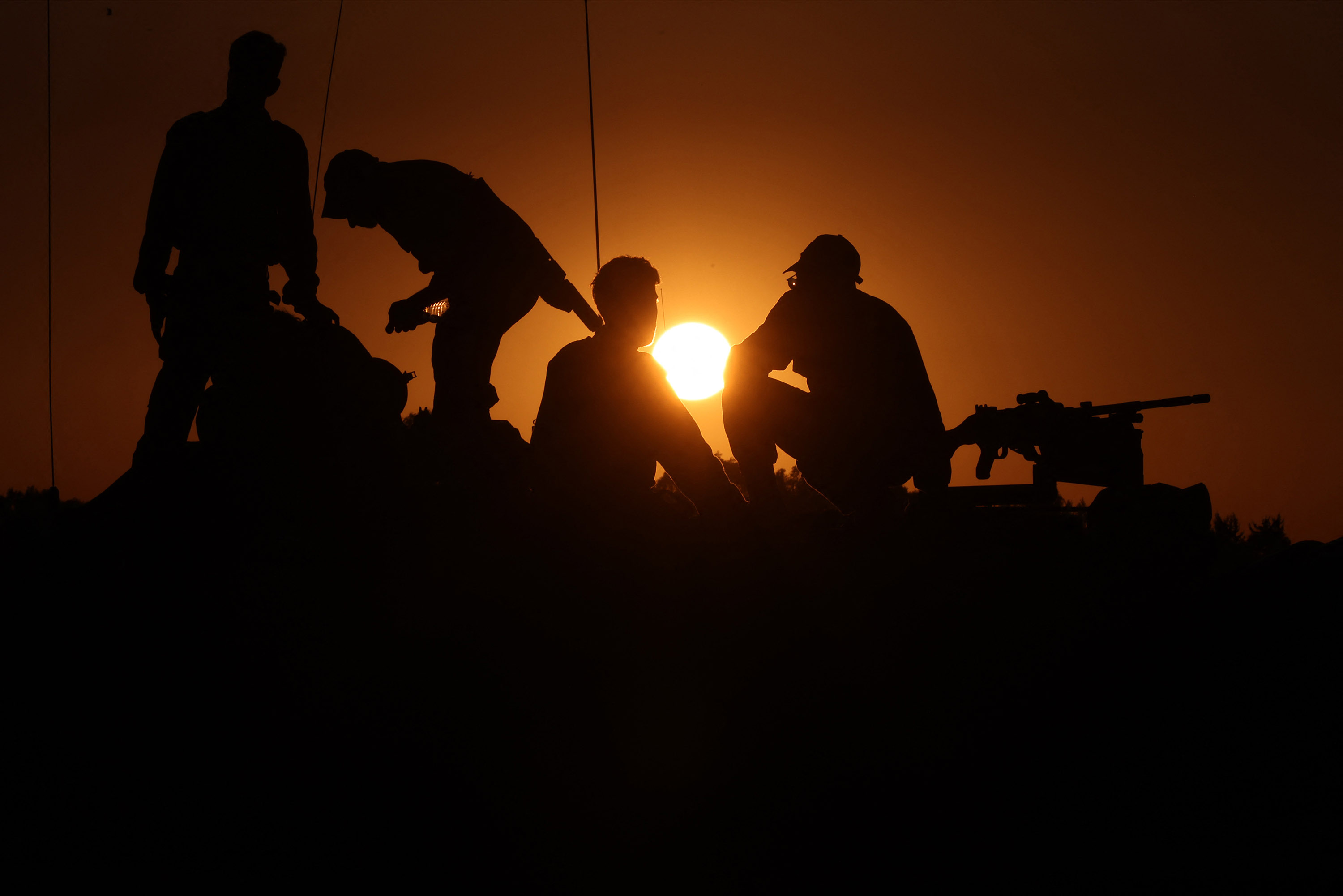 Soldados israelíes se encuentran en la torre de un tanque desplegado en la frontera sur con Gaza, mientras la tregua entre Israel y Hamas entraba en su sexto día el 29 de noviembre. (Menahem Kahana/AFP/Getty Images)
