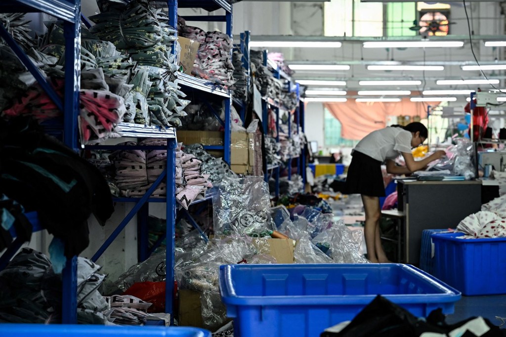 Un trabajador confecciona prendas en una fábrica de ropa que suministra a Shein en Guangzhou, China, el 18 de julio de 2022