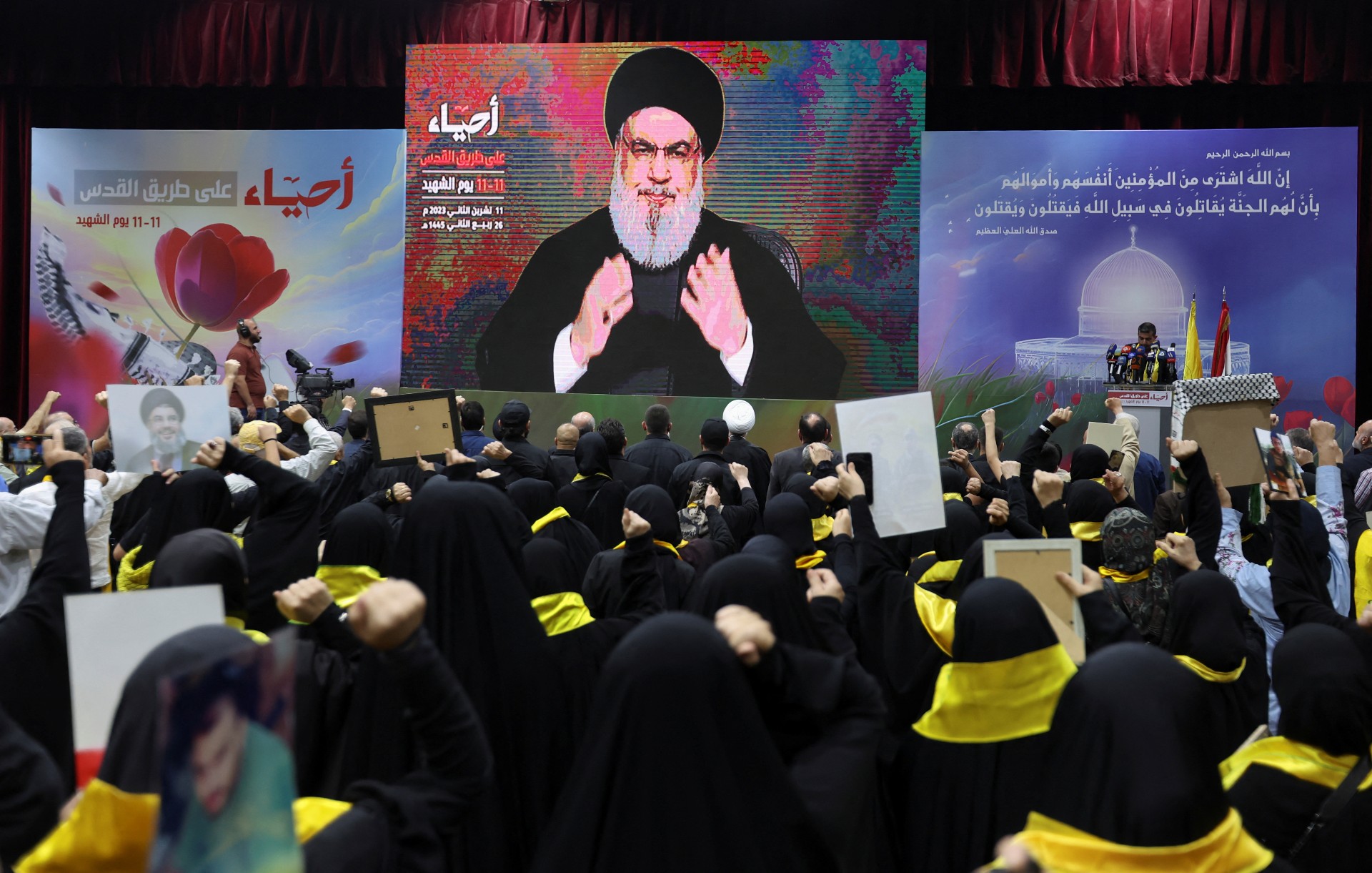 Partidarios observan al secretario general de Hezbollah, Hassan Nasrallah, pronunciar un discurso en el Líbano el 11 de noviembre. (Aziz Taher/Reuters)