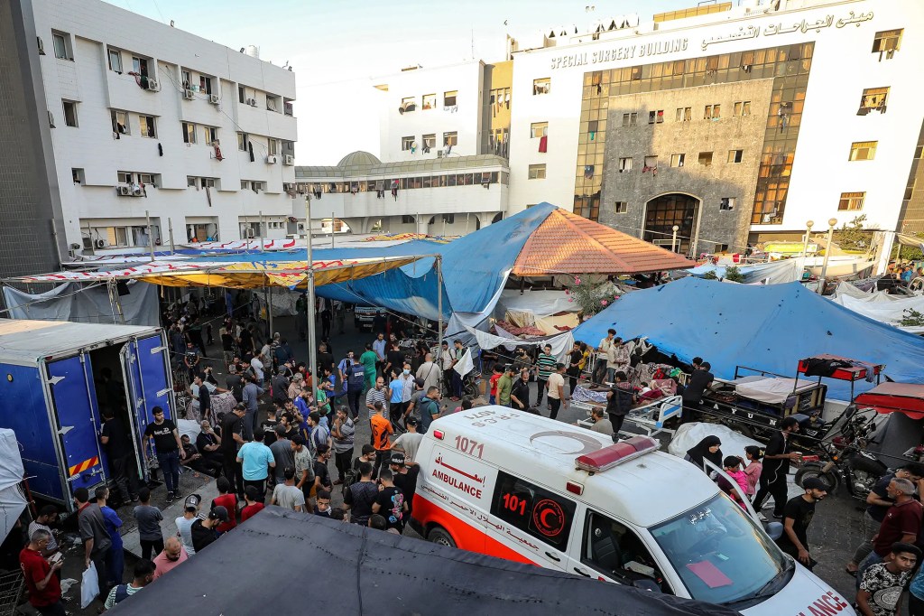 Una vista general del Hospital Al-Shifa en Gaza el 2 de noviembre. (Dawood Neme/AFP/Getty Images/File)