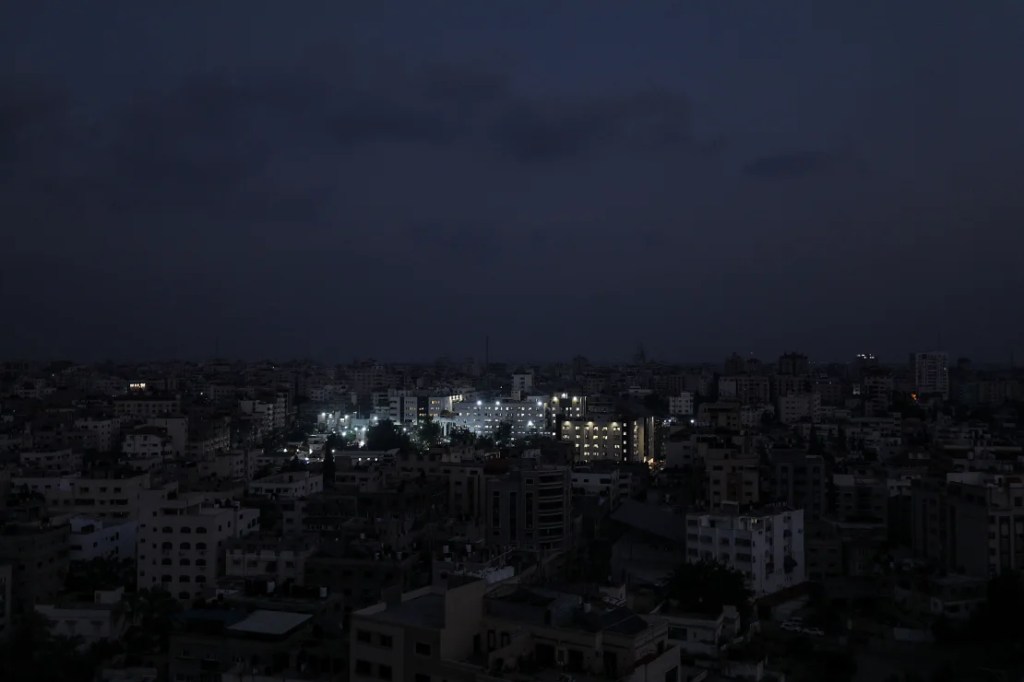 El Hospital Al-Shifa, iluminado en la Ciudad de Gaza en medio de la escasez de combustible el 24 de octubre. (Mohammed Saber/EPA-EFE/Shutterstock)