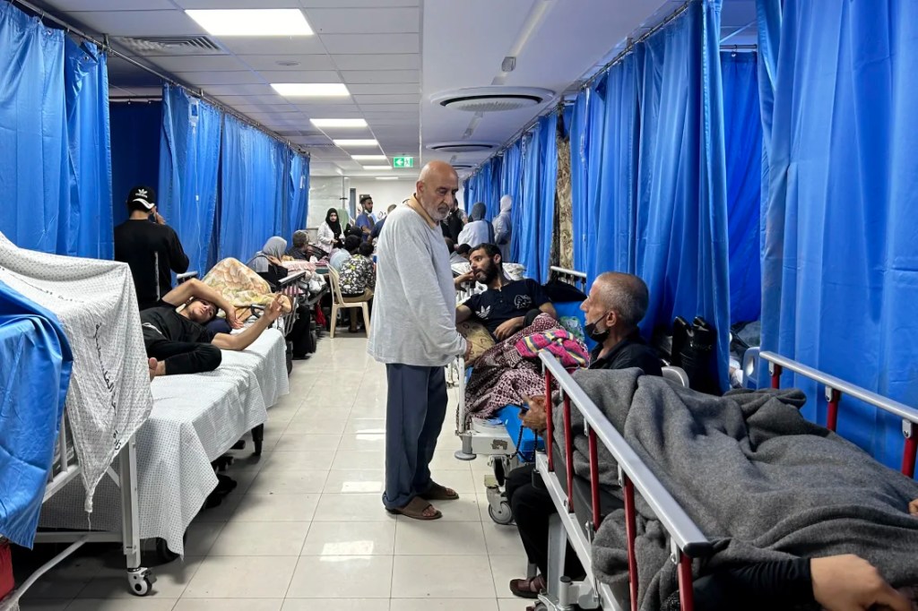 Pacientes en el Hospital Al-Shifa en la ciudad de Gaza el 10 de noviembre. (Khader Al Zanoun/AFP/Getty Images)