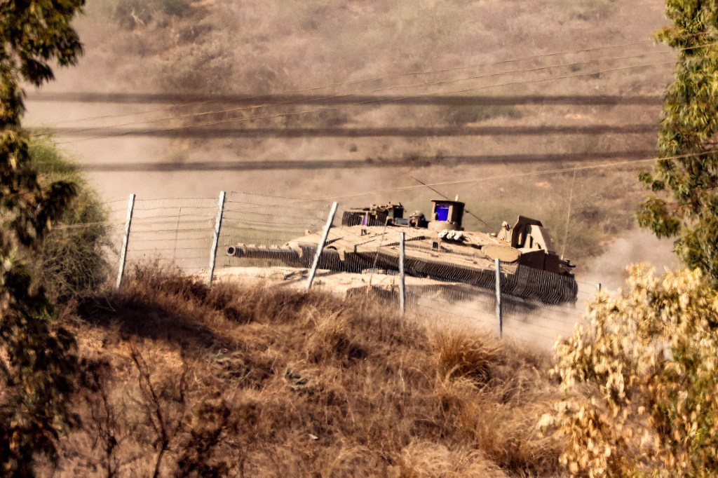 Un tanque del ejército israelí se desplaza hacia una posición cerca de la frontera con Gaza, en el sur de Israel, el 3 de noviembre. (Jack Guez/AFP/Getty Images)