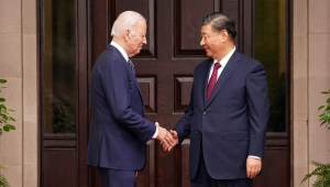 El presidente de Estados Unidos, Joe Biden, le da la mano al presidente Xi Jinping de China el miércoles 15 de noviembre de 2023.