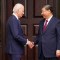 El presidente de Estados Unidos, Joe Biden, le da la mano al presidente Xi Jinping de China el miércoles 15 de noviembre de 2023.