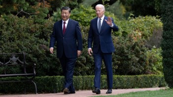 El presidente de Estados Unidos, Joe Biden, y el presidente de China, Xi Jinping, caminan juntos después de una reunión durante la semana de líderes del Foro de Cooperación Económica Asia-Pacífico (APEC) en Woodside, California, el 15 de noviembre de 2023. (BRENDAN SMIALOWSKI/AFP vía Getty Images)