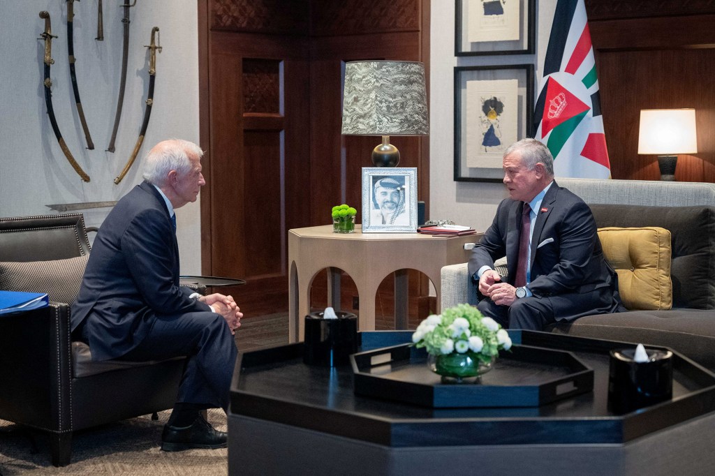 El rey Abdullah II de Jordania, a la derecha, se reúne con el Alto Representante de la Unión Europea para Asuntos Exteriores y Política de Seguridad, Josep Borrell, en Ammán, Jordania, en esta fotografía publicada el 20 de noviembre. (Corte Real Hachemita/Reuters)