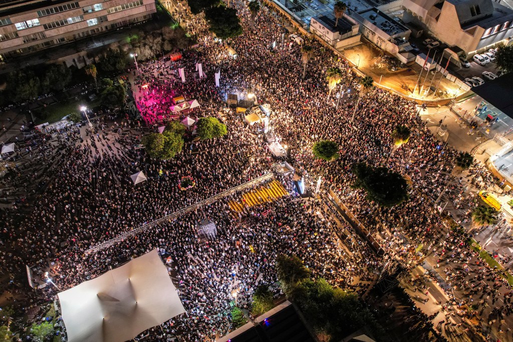 La gente participa en una manifestación exigiendo la liberación de rehenes en Tel Aviv el 11 de noviembre. (Ilan Rosenberg/Reuters)