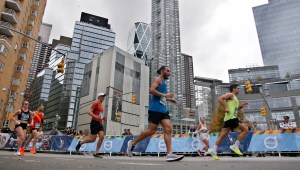 La gente participa en el maratón de la ciudad de Nueva York TCS 2022. (Leonardo Munoz/VIEWpress/Getty Images)