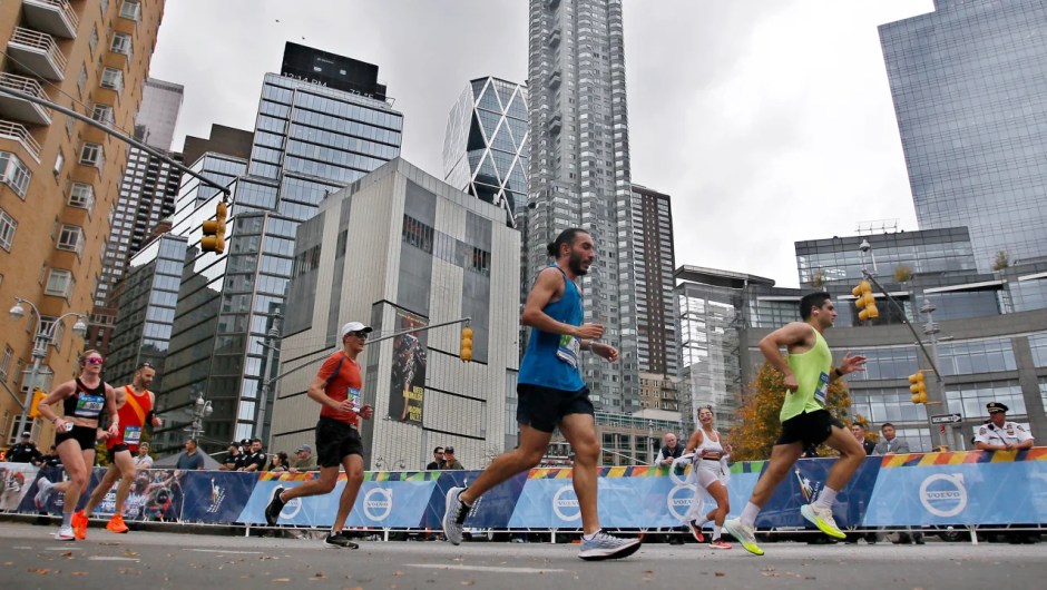 La gente participa en el maratón de la ciudad de Nueva York TCS 2022. (Leonardo Munoz/VIEWpress/Getty Images)