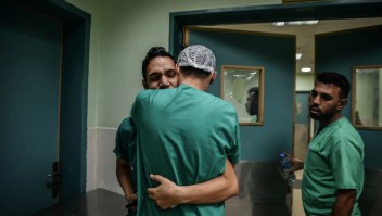 Una enfermera palestina en el Hospital Nasser en Khan Younis, Gaza, está de luto tras recibir la noticia de que su hermano fue asesinado el 9 de noviembre. (Abed Zagout/Anadolu/Getty Images)