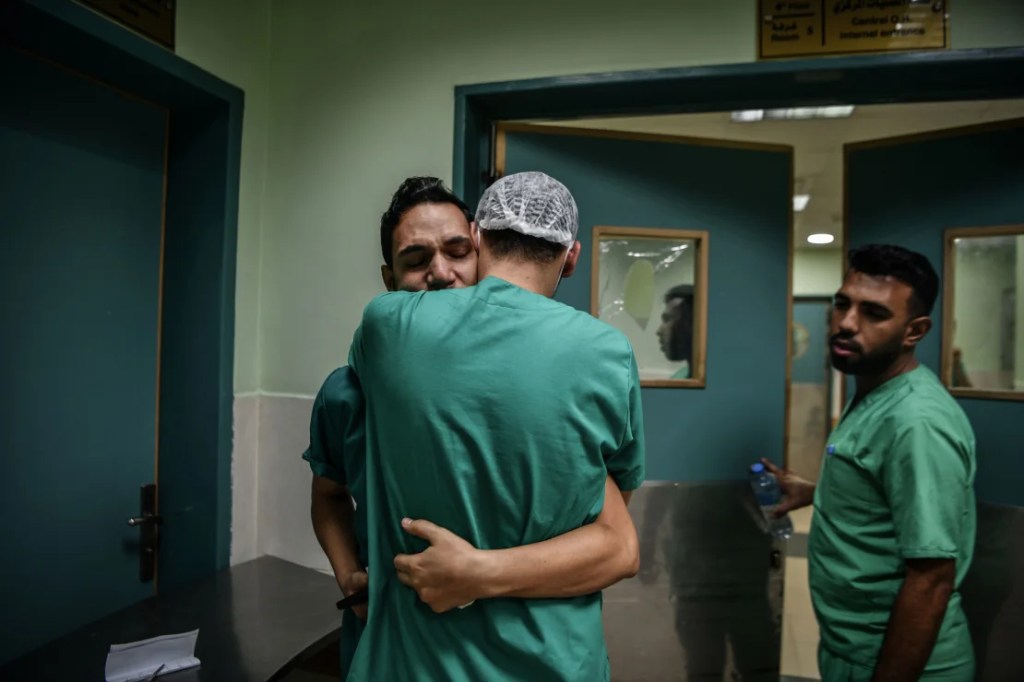 Una enfermera palestina en el Hospital Nasser en Khan Younis, Gaza, está de luto tras recibir la noticia de que su hermano fue asesinado el 9 de noviembre. (Abed Zagout/Anadolu/Getty Images)