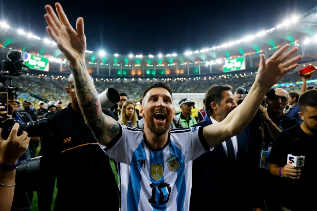 Messi celebra la victoria tras el silbatazo final. (Wagner Meier/Getty Images)