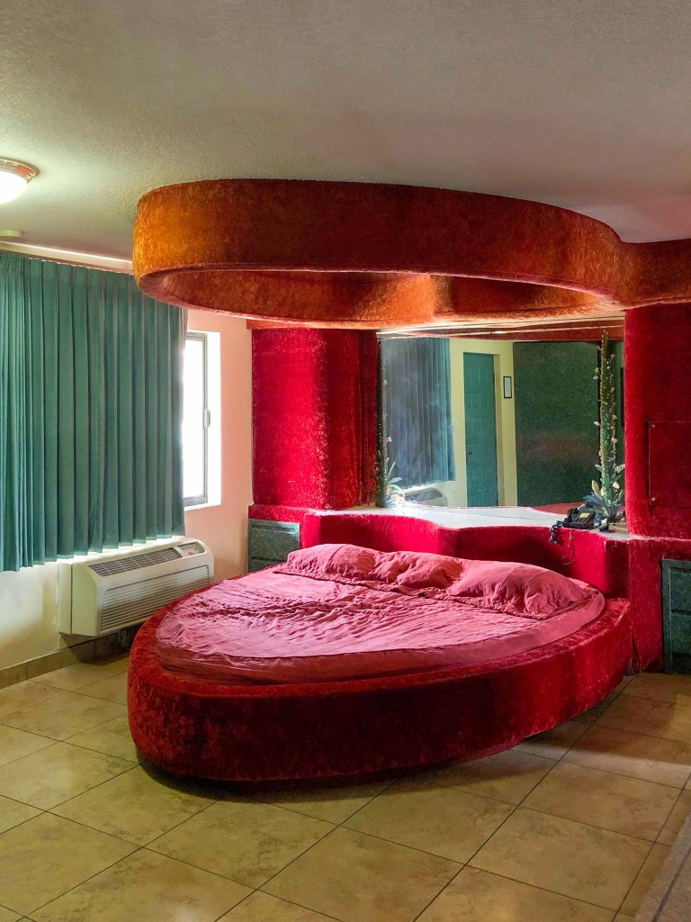 Una cama en forma de corazón en el Miami Princess Hotel en Miami, Florida. (Margaret and Corey Bienert/Cortesía Artisan Books)