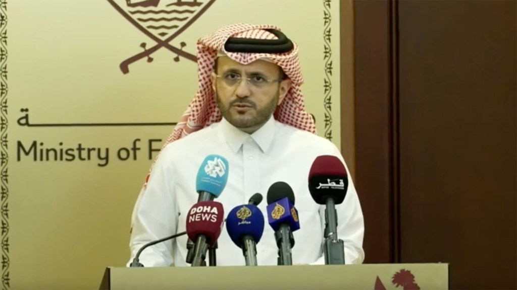 El portavoz del Ministerio de Asuntos Exteriores de Qatar, Majed Al-Ansari, ofrece una conferencia de prensa el 23 de noviembre. (Crédito: CNN)