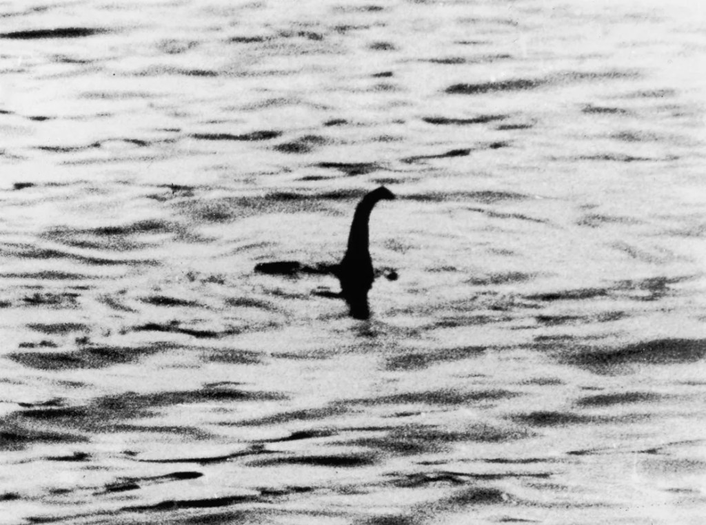 Las "fotografías del cirujano" de 1934 son las imágenes más famosas del monstruo del lago Ness, aunque más tarde se descubrió que eran un engaño. (Keystone/Getty Images)