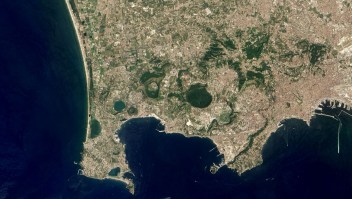 Campi Flegrei, un gran volcán inactivo cerca de Nápoles, tiene un historial de erupciones, y la última fue en 1538. Recientemente, el aumento de la actividad sísmica y el aumento del nivel del suelo han generado preocupación entre los residentes locales. (Jesse Allen/Robert Simmon/NASA)