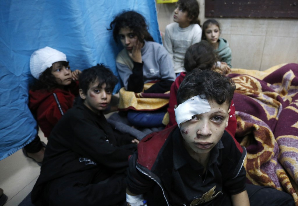 Palestinos heridos, incluidos niños, son llevados al Hospital de los Mártires de Al-Aqsa para recibir tratamiento después de que una serie de ataques golpearan la escuela en el campo de refugiados de Al Bureij en Deir Al Balah, Gaza, el 20 de noviembre. (Ashraf Amra/Anadolu/Getty Images)