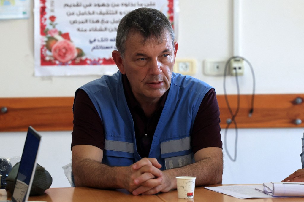 El comisionado general de la UNRWA, Philippe Lazzarini, asiste a una reunión tras cruzar al enclave palestino a través del cruce fronterizo de Rafah con Egipto el 1 de noviembre. (Said Khatib/AFP/Getty Images)