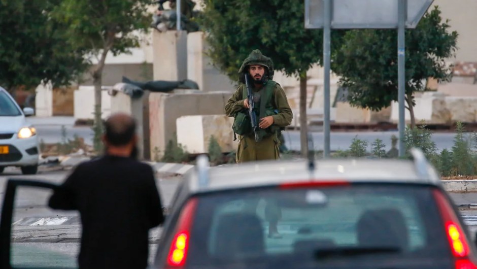 Soldados israelíes en la carretera entre las ciudades de Naplusa y Tulkarem, Ribera Occidental. (Wahaj Bani Moufleh/Middle East Images/AFP/Getty Images)